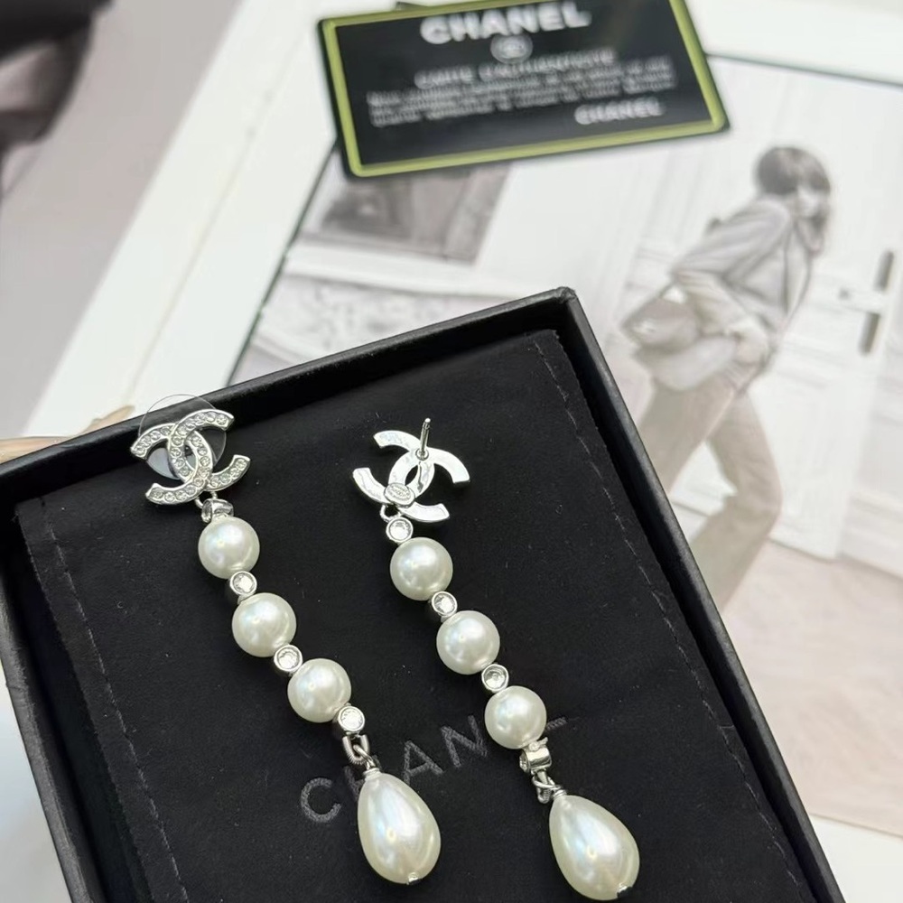 Chanel classic pearl drop earrings - Picture 5 of 7